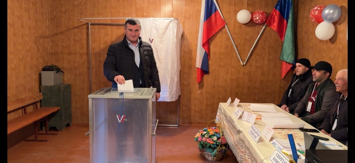 Мухидин Магомедов  посетил избирательный участок №1811, который располагается в селе Содаб, чтобы проголосовать по месту своей прописки